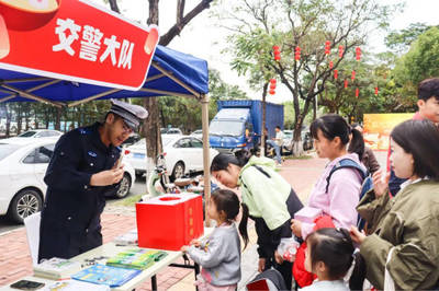 松山湖北部千人同慶元宵，紡織品遮篷下的歡樂(lè)時(shí)光